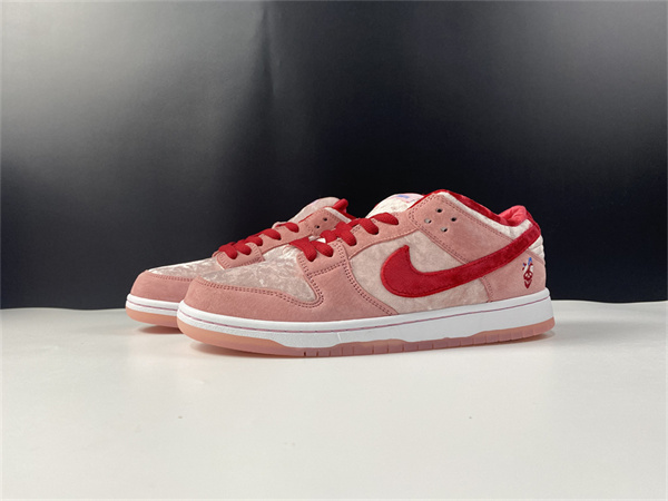 Nike SB Dunk Low Strange Love Skate boards  CT2552-800
