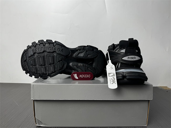 BLCG TRACK SNEAKER 555036W2GB11000 with LED